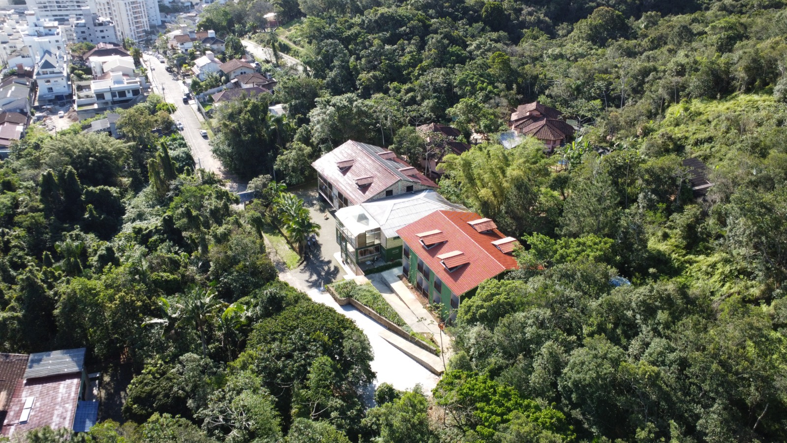 Pousada em grande área, com terreno, a venda na região central de Florianópolis -SC